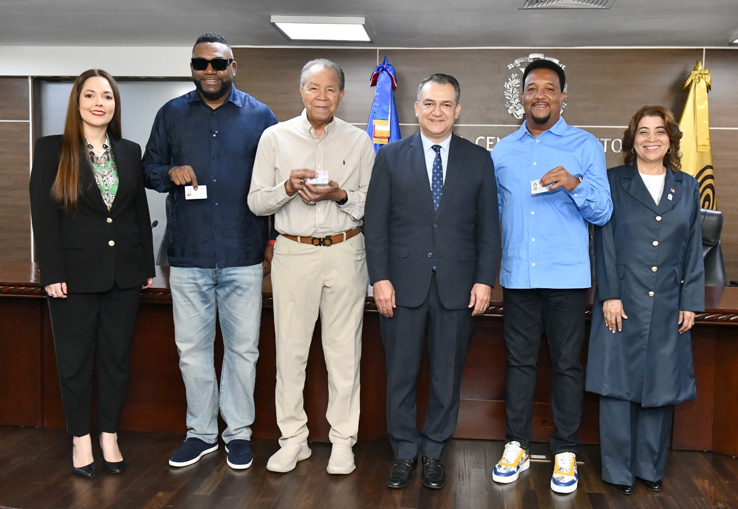 47196-entregan-nueva-cedula-a-miembros-del-salon-de-la-fama-y-personas-con-discapacidad