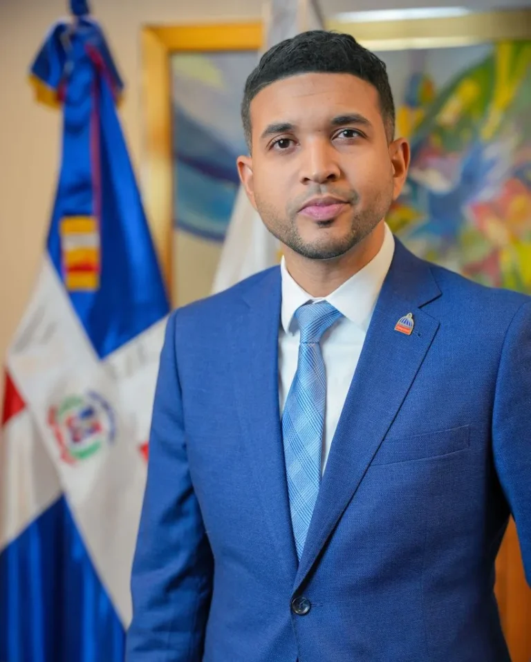 Carlos_Valdez-Ministro_de_la_Juventud-2-821x1024-1