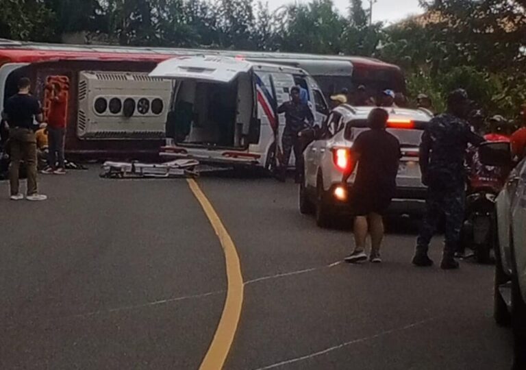 Se-registra-accidente-en-la-carretera-Casabito-Constanza--1024x720