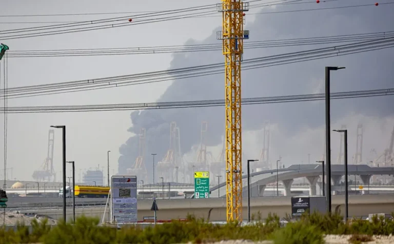 nuevos-ataques-iranies-alcanzan-un-edificio-en-dubai-y-tanques-de-combustible-en-barein