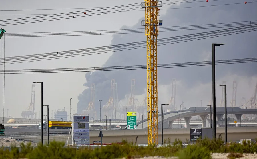 nuevos-ataques-iranies-alcanzan-un-edificio-en-dubai-y-tanques-de-combustible-en-barein