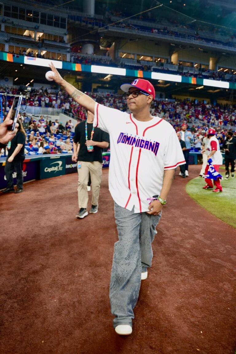 santiago-matias-recibe-el-amor-de-sus-fanaticos-en-miami-durante-el-partido-rd-vs.-venezuela