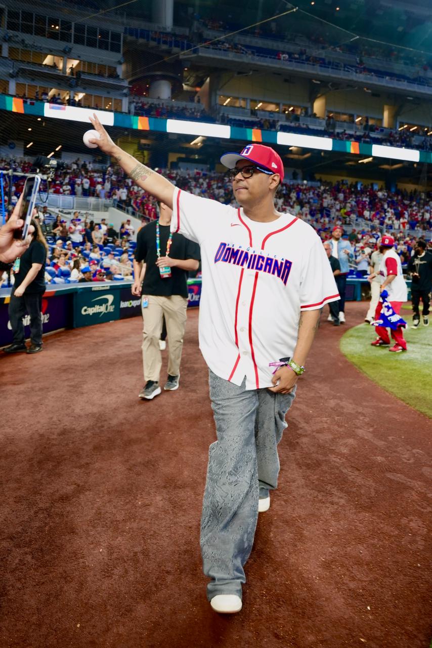 santiago-matias-recibe-el-amor-de-sus-fanaticos-en-miami-durante-el-partido-rd-vs.-venezuela