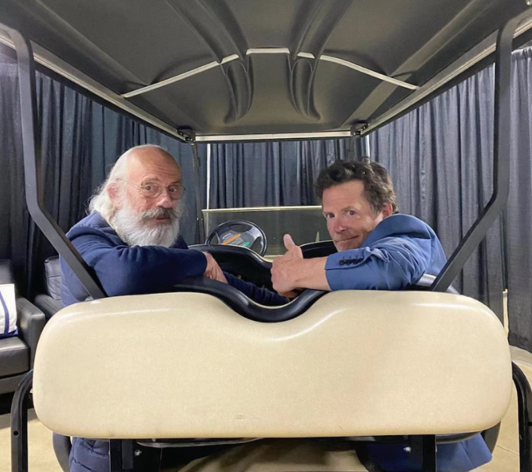 michael-j.-fox-y-christopher-lloyd-celebran-su-amistad-a-40-anos-de-“volver-al-futuro”