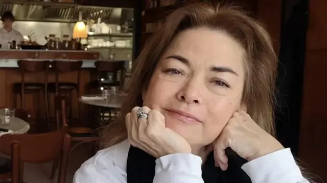 la-enfermedad-que-redujo-casi-30-centimetros-la-estatura-de-una-mujer