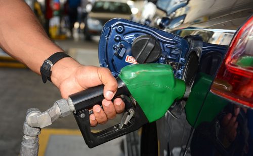las-gasolinas-y-el-gasoil-suben-rd$5.00-pesos-por-crisis-en-medio-oriente