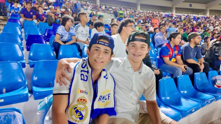 fanaticos-y-pequenos-futbolistas-se-dan-cita-en-el-estadio-olimpico-para-la-“noche-de-leyendas”