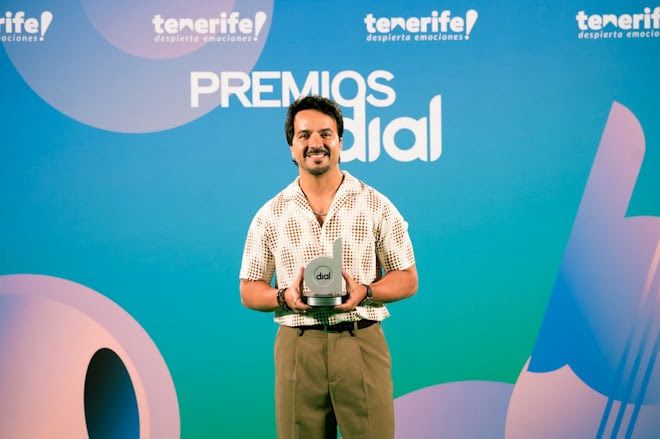 luis-fonsi-hace-vibrar-los-premios-dial-2026-de-espana