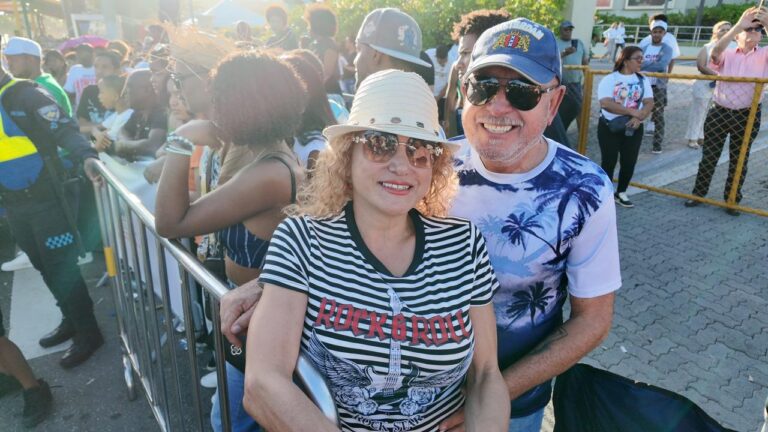 pareja-mexicana-vive-por-primera-vez-el-carnaval-dominicano-y-apoya-a-rd-en-el-clasico-mundial