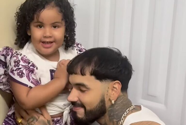 anuel-aa-sorprende-al-llegar-a-rd-para-el-cumpleanos-de-su-hija-cattaleya