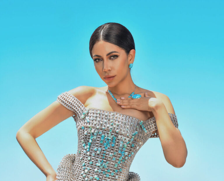 melissa-santos-impacta-en-premios-soberano-con-vestido-hecho-de-60-mil-tapas-y-larimar