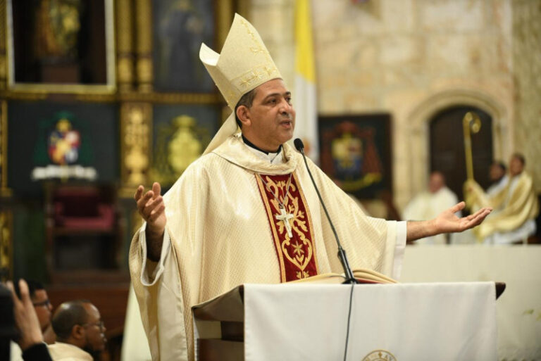 monsenor-morel:-“los-mas-vulnerables-ya-se-estan-sacrificando,-los-ricos-deben-asumir-mas”