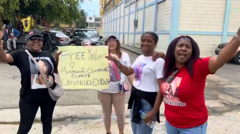 fanaticas-de-yailin-protestan-a-las-afueras-de-la-carcel-y-exigen-su-liberacion