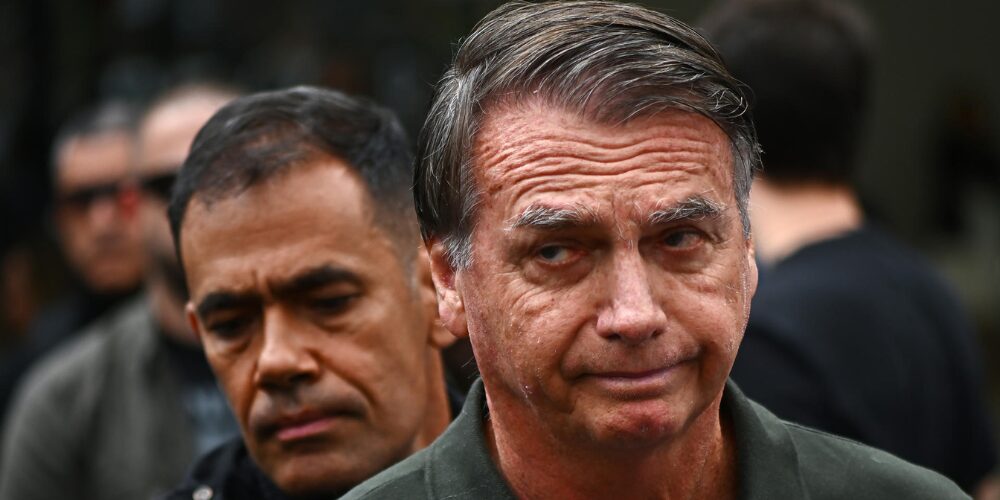 bolsonaro-recibe-el-alta-tras-dos-semanas-hospitalizado-y-pasa-a-prision-domiciliaria