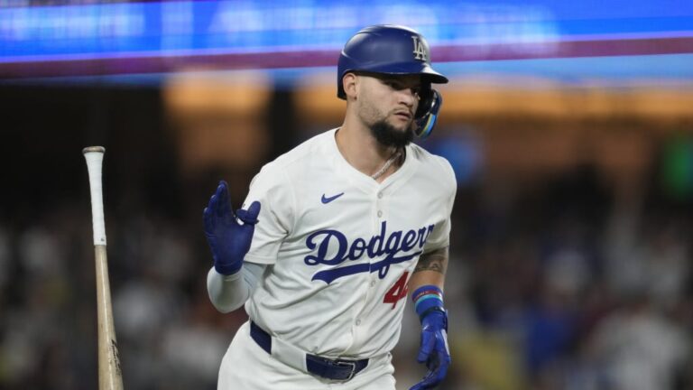 tablazo-de-pages-impulsa-victoria-de-dodgers-en-el-dia-inaugural