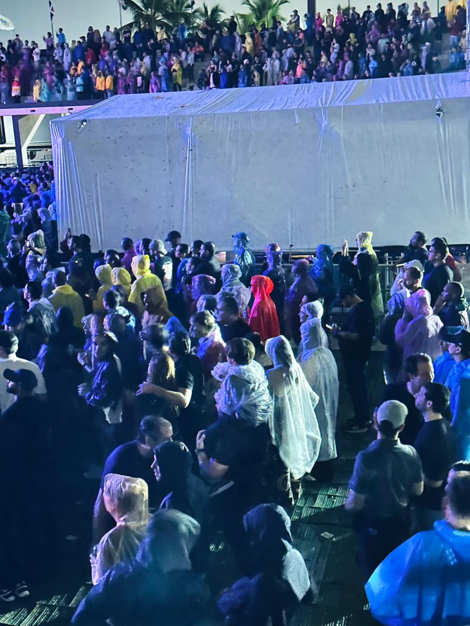 fanaticos-de-the-killers-desafian-la-lluvia-y-disfrutan-de-los-exitos-de-la-agrupacion