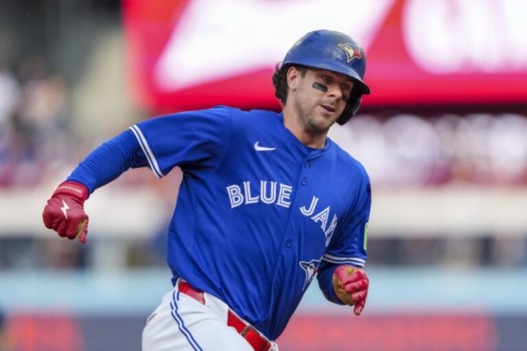 clement-deja-en-el-terreno-a-los-atleticos-y-los-azulejos-hacen-historia-con-otro-walk-off