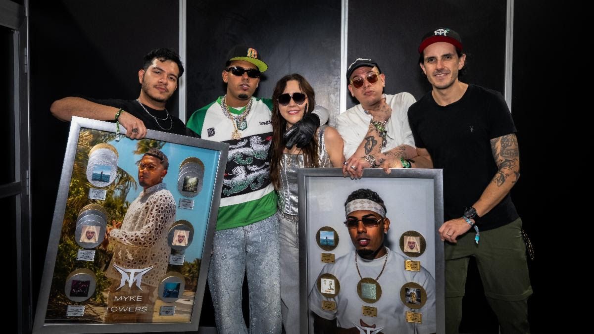 myke-towers-recibe-multiples-discos-de-diamante,-oro-y-platino-en-mexico