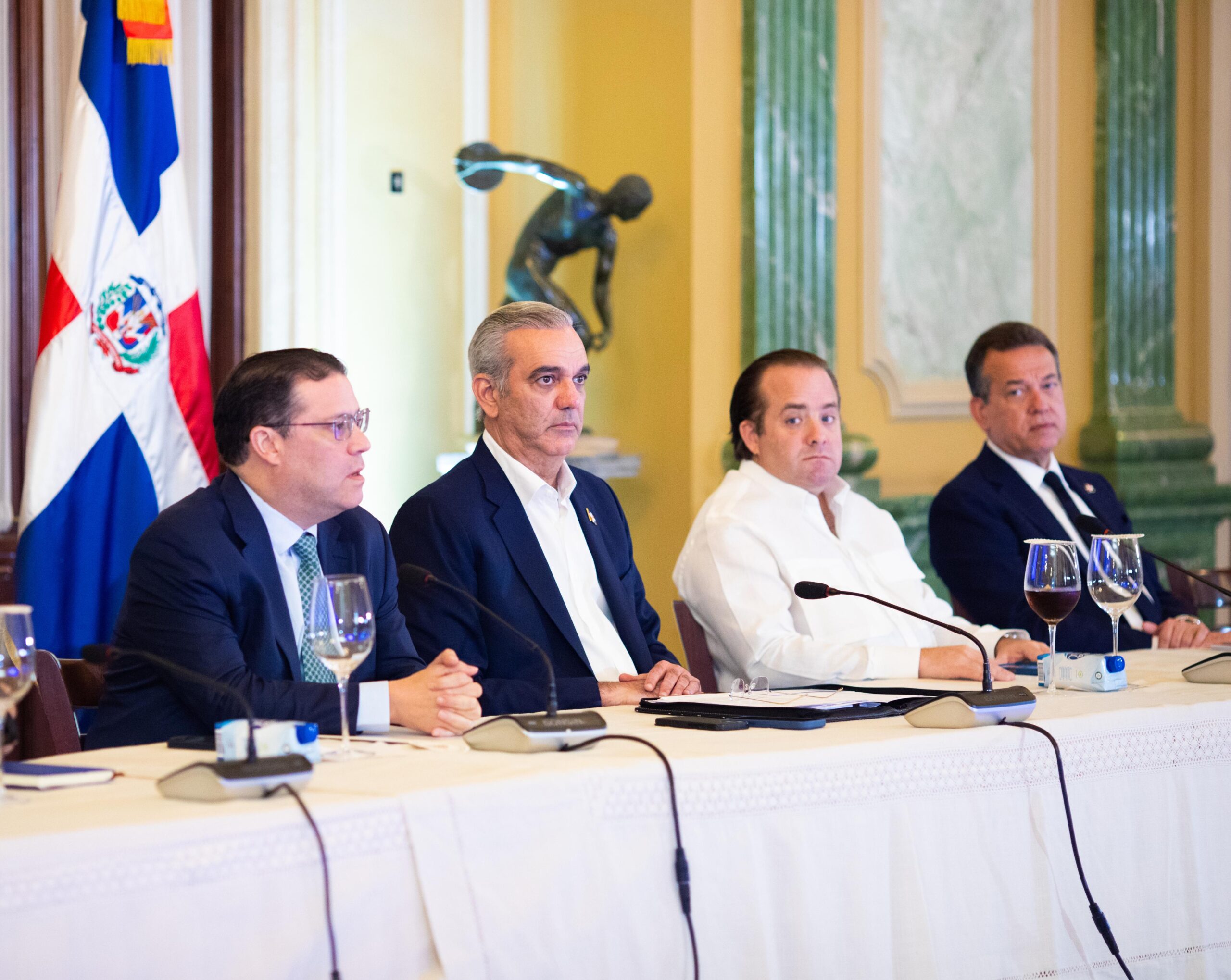 empresarios-y-gobierno-acuerdan-medidas-para-enfrentar-crisis-internacional-y-proteger-precios