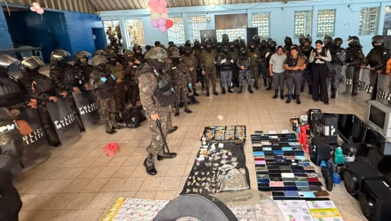 el-ejercito-de-guatemala-decomisa-droga,-televisores,-aves,-perros-y-dispositivos-en-penal-femenino