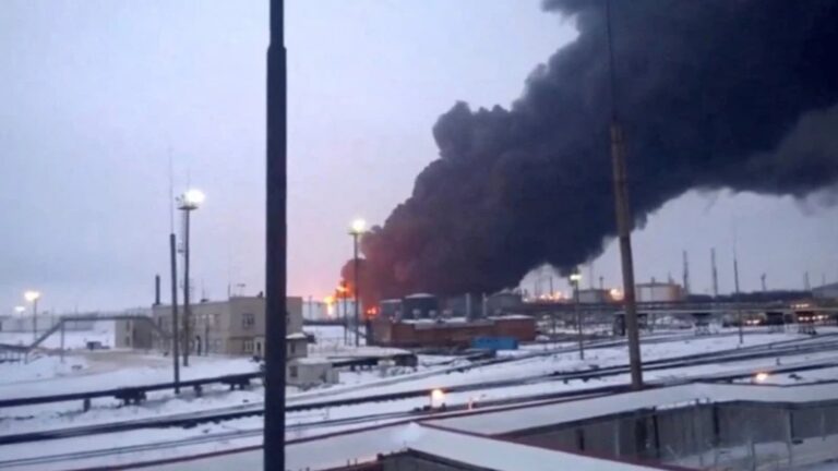 ucrania-ataca-petrolera-lukoil-y-oleoducto-en-el-oeste-de-rusia