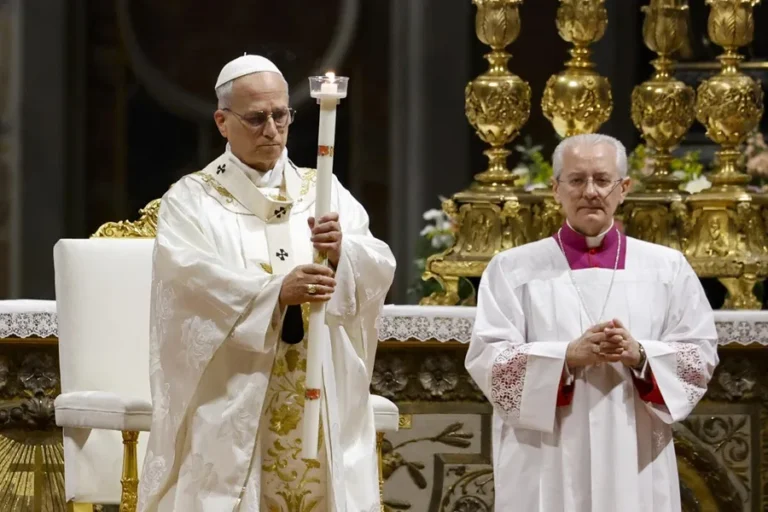 leon-xiv-preside-su-primera-vigilia-pascual-y-bautizara-a-diez-adultos-en-san-pedro