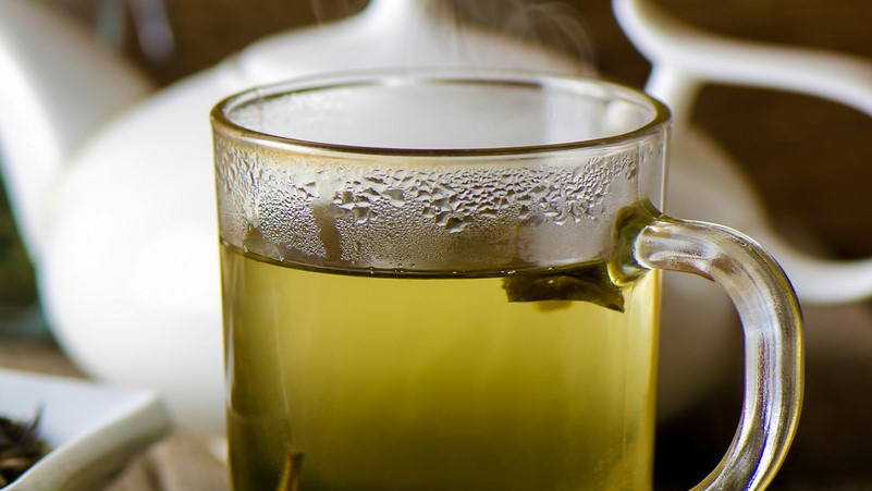 6 graves efectos secundarios de beber té verde