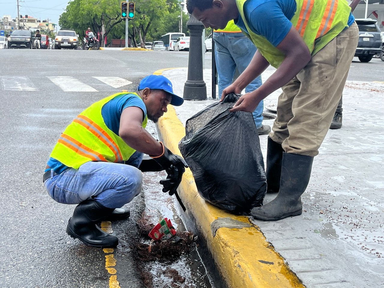 Alcaldía del Distrito Nacional limpia imbornales y filtrantes