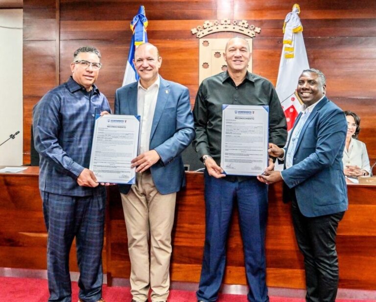 Ayuntamiento de Santiago declara a Julián Tavárez “Hijo Distinguido” y a Bartolo Colón “Hijo Adoptivo”