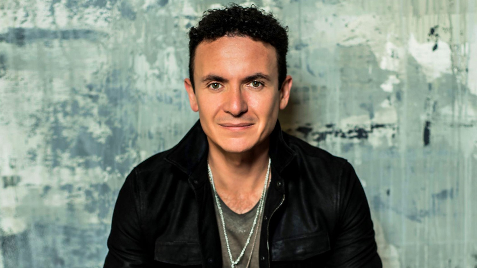 Fonseca presenta un álbum que “honra el tiempo” y reafirma su sello tropical con toques de pop