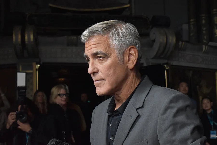 George Clooney califica de «crimen de guerra» las amenazas de Trump de acabar con Irán