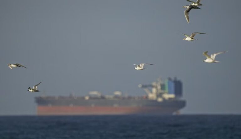 Irán anuncia la plena reapertura de Ormuz tras la tregua con Israel; caen precios del petróleo y suben las bolsas