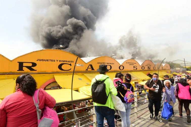 Otro incendio en Ciudad de México arrasa 100 puestos en el Mercado de Sonora
