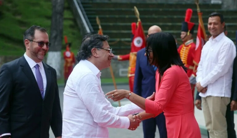 Petro es recibido por Delcy Rodríguez en su primera visita a Venezuela tras la captura de Maduro
