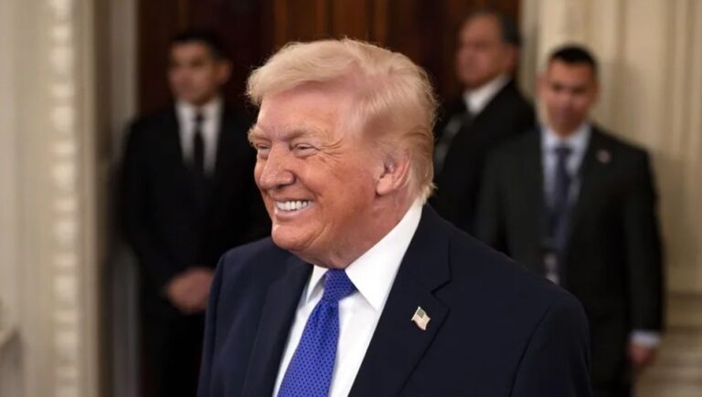 Trump celebra reapertura del estrecho de Ormuz anunciada por Irán