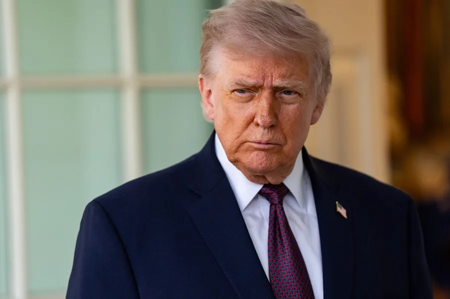 Trump ordena destruir todas las lanchas iraníes que coloquen minas en el estrecho de Ormuz