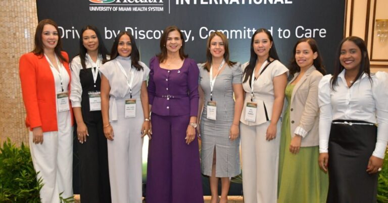 UHealth realiza simposio médico en Santo Domingo