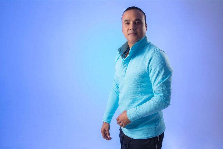 Zacarías Ferreira celebra reciente certificación Multi-Platino de “Dónde Está Mi Amor”
