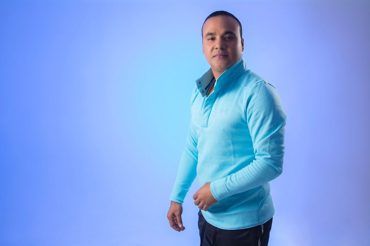 Zacarías Ferreira celebra reciente certificación Multi-Platino de “Dónde Está Mi Amor”