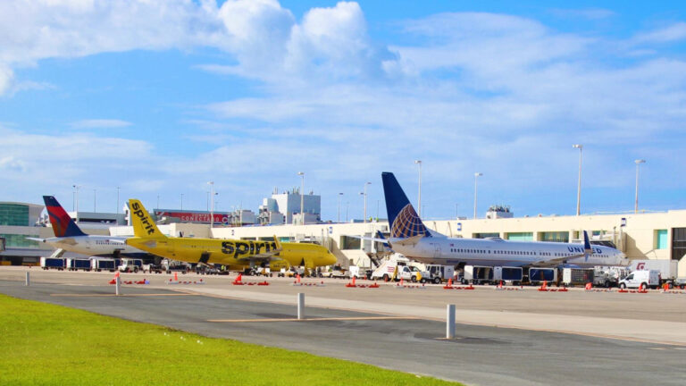 Aerolíneas activan “tarifas de rescate” tras cierre de Spirit y alivian a pasajeros varados