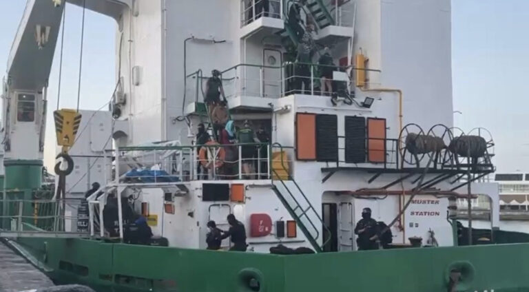 Apresan un mercante con más de 30.000 kilos de cocaína en dirección a España