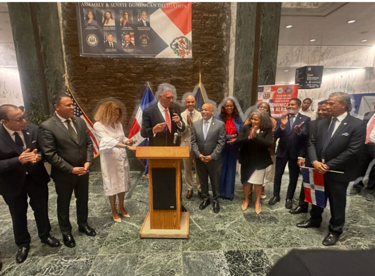 Cónsul Jesús Vázquez participa en “Dominicans in Albany2026” y recibe reconocimiento