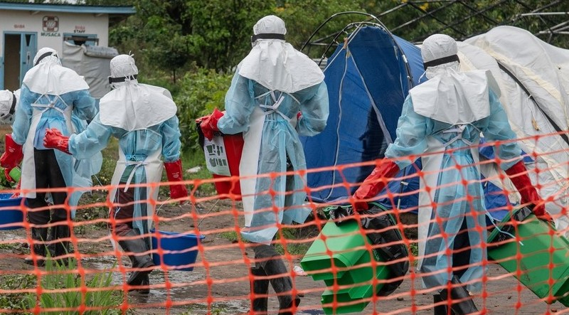 Canadá impone cuarentenas y suspende visados por el brote de ébola en África central