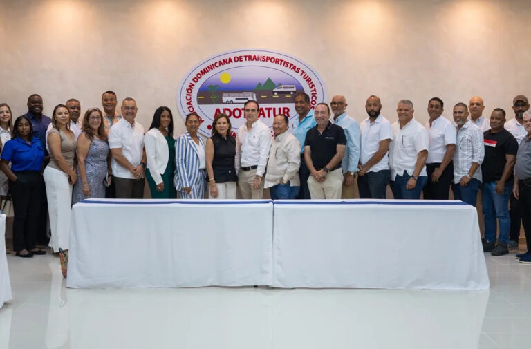 CCR y ADOTRATUR formalizan alianza para acercar la cultura a estudiantes de escuelas públicas