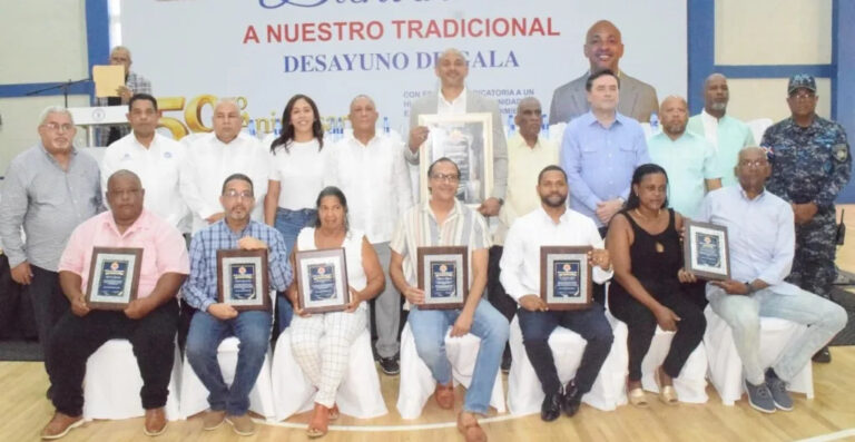 Club Renacer reconoce trayectoria de Luis Jiménez durante su 59 aniversario