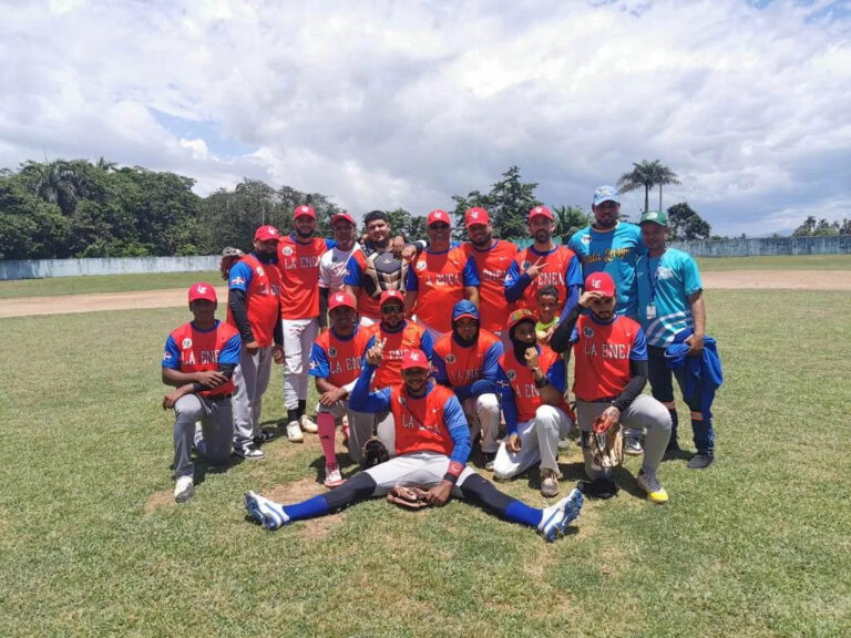 Comunidad La Enea vence a Bijao avanzando a la gran final Béisbol campesino copa Rizek Cacao