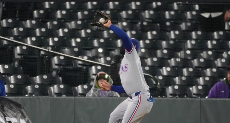 Con gran apertura de Rocker y jonrón de Nimmo, Rangers apalean 10-0 a Rockies