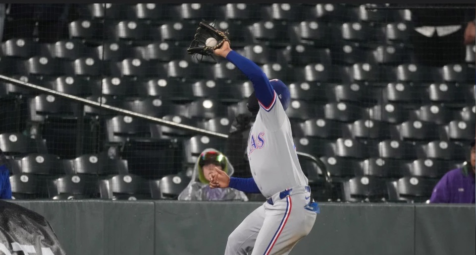 Con gran apertura de Rocker y jonrón de Nimmo, Rangers apalean 10-0 a Rockies