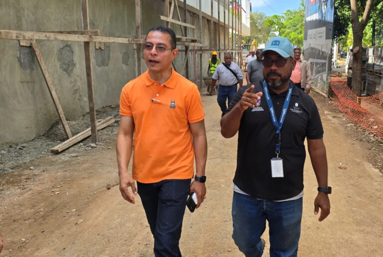 Directivos FEDOTAE supervisan avance en construcción Pabellón de Taekwondo
