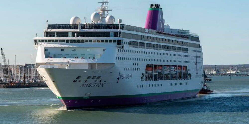 El crucero que estuvo confinado con un brote de gastroenteritis sale del puerto de Burdeos